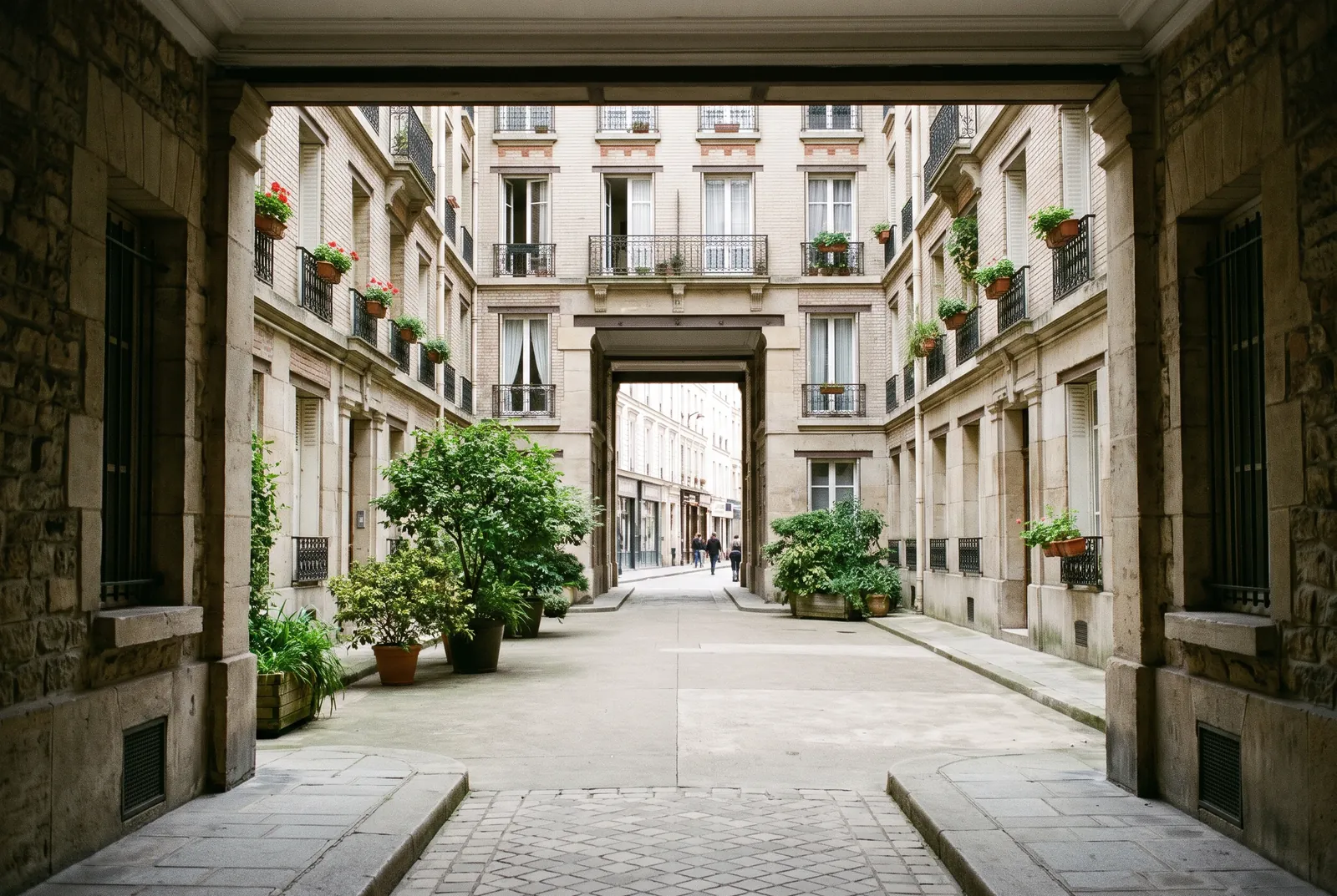 Cour intérieure d'un immeuble à Clichy